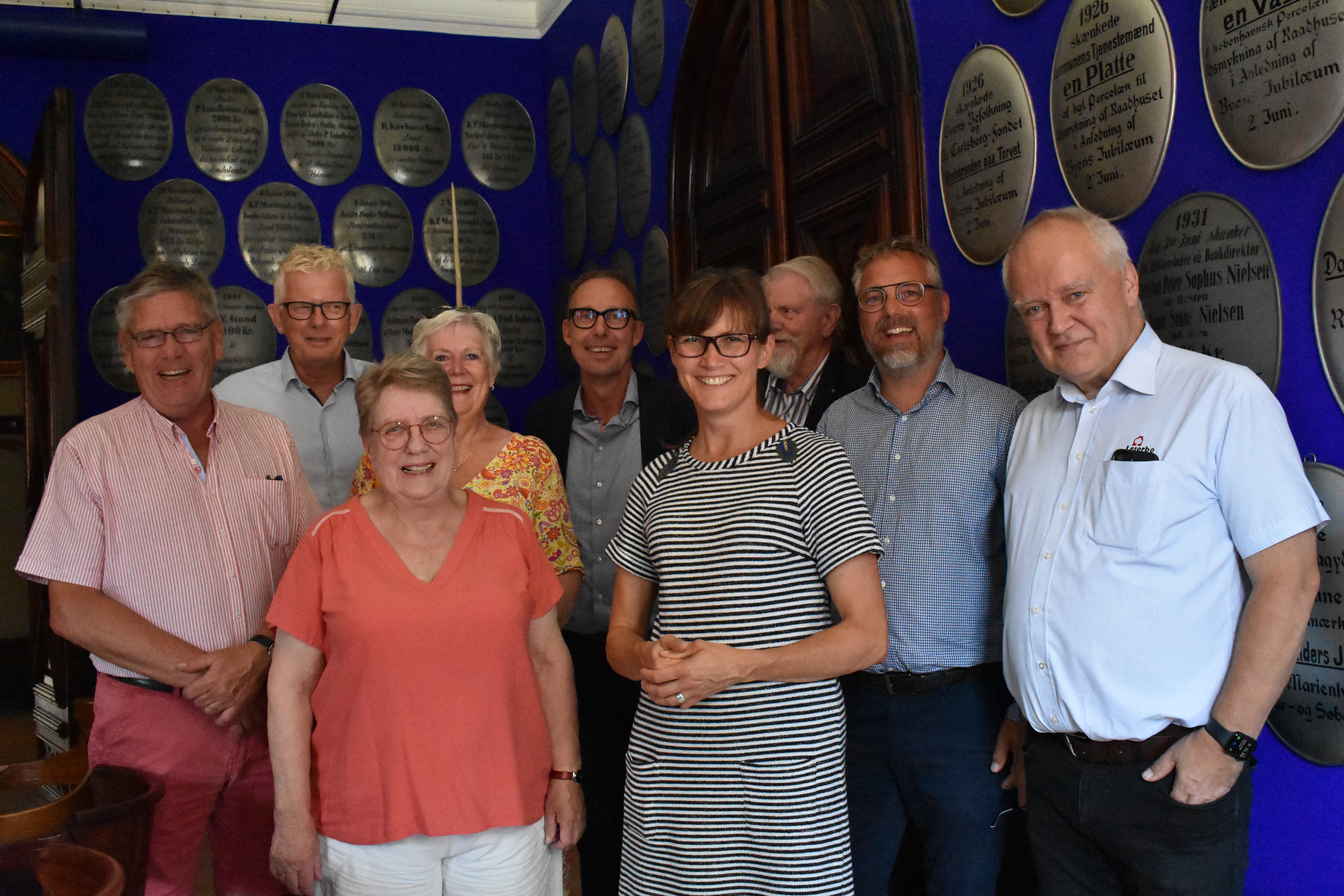 Forrest Anje Holmstad, Benedikte Kiær, Lars Schmidt. Midten Palle Wørmann, Tina Nielsen, Uffe Andreasen. Bagerst Bent Frederiksen, Lars Lehmann Samt Beboer I Fremtidens Almene Boliger. (5)