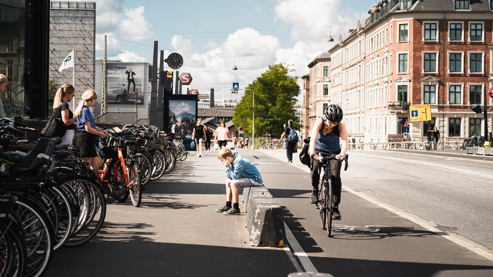 Foto Holger Anderson Trist Dreng Cyklist KBH Hovedbanegård
