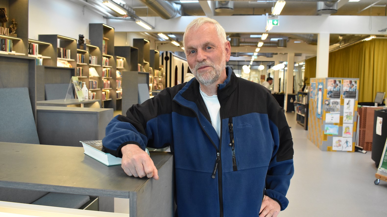 Carl Erik Rasmussen Mener Det Er Godt, At Beboere Kan Bruge Biblioteket Som Mødested.