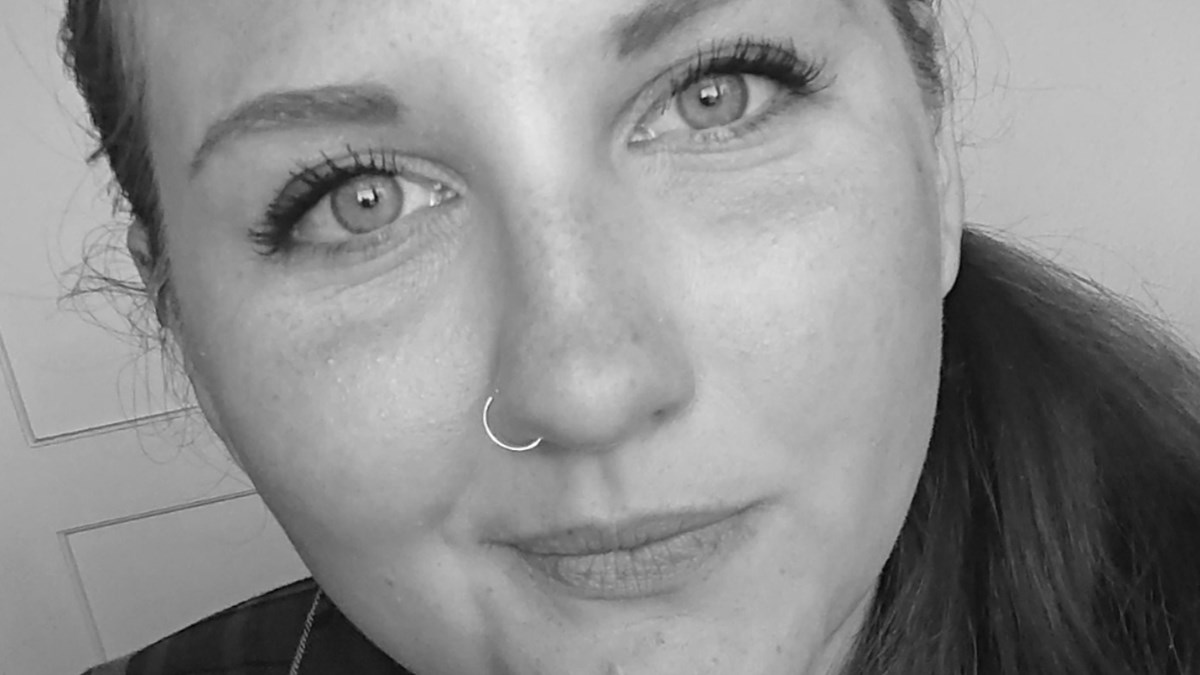 Susan Jaokobsen Bor I En Ungdomsbolig I Hareskovby, Hvor Beboerne Har Lavet Deres Egen Have. Foto Susan Jakobsen