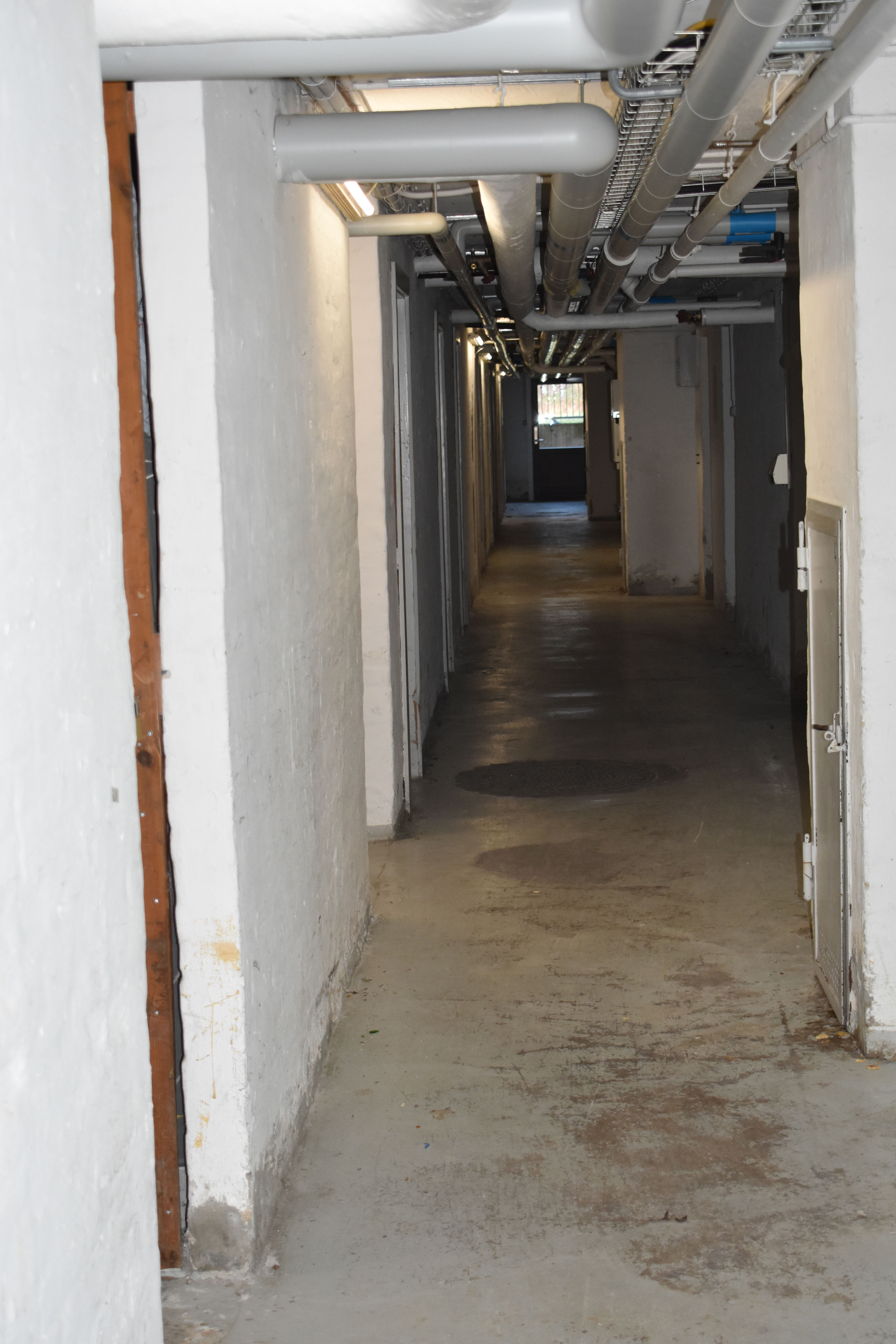 Man Kan Se Hele Vejen Gennem Kælderen.