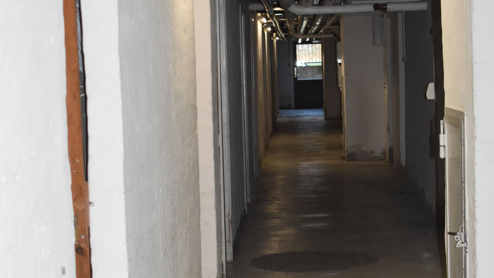 Man Kan Se Hele Vejen Gennem Kælderen.