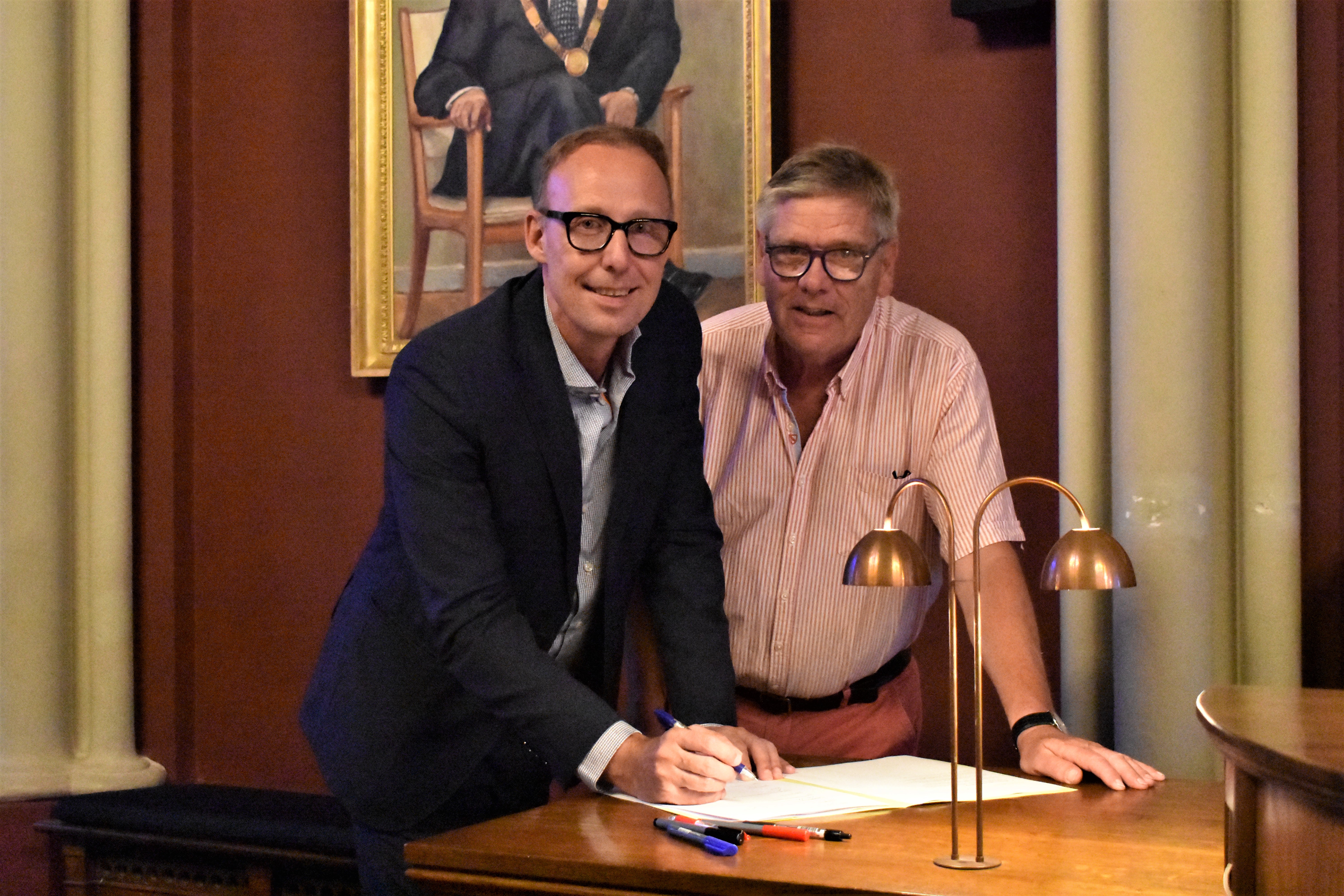 Direktør For Boligkontoret Danmark Lars Lehmann Og Formand For Boligselskabet Nordkysten Palle Wørmann Skriver Under På Aftalen. (4)