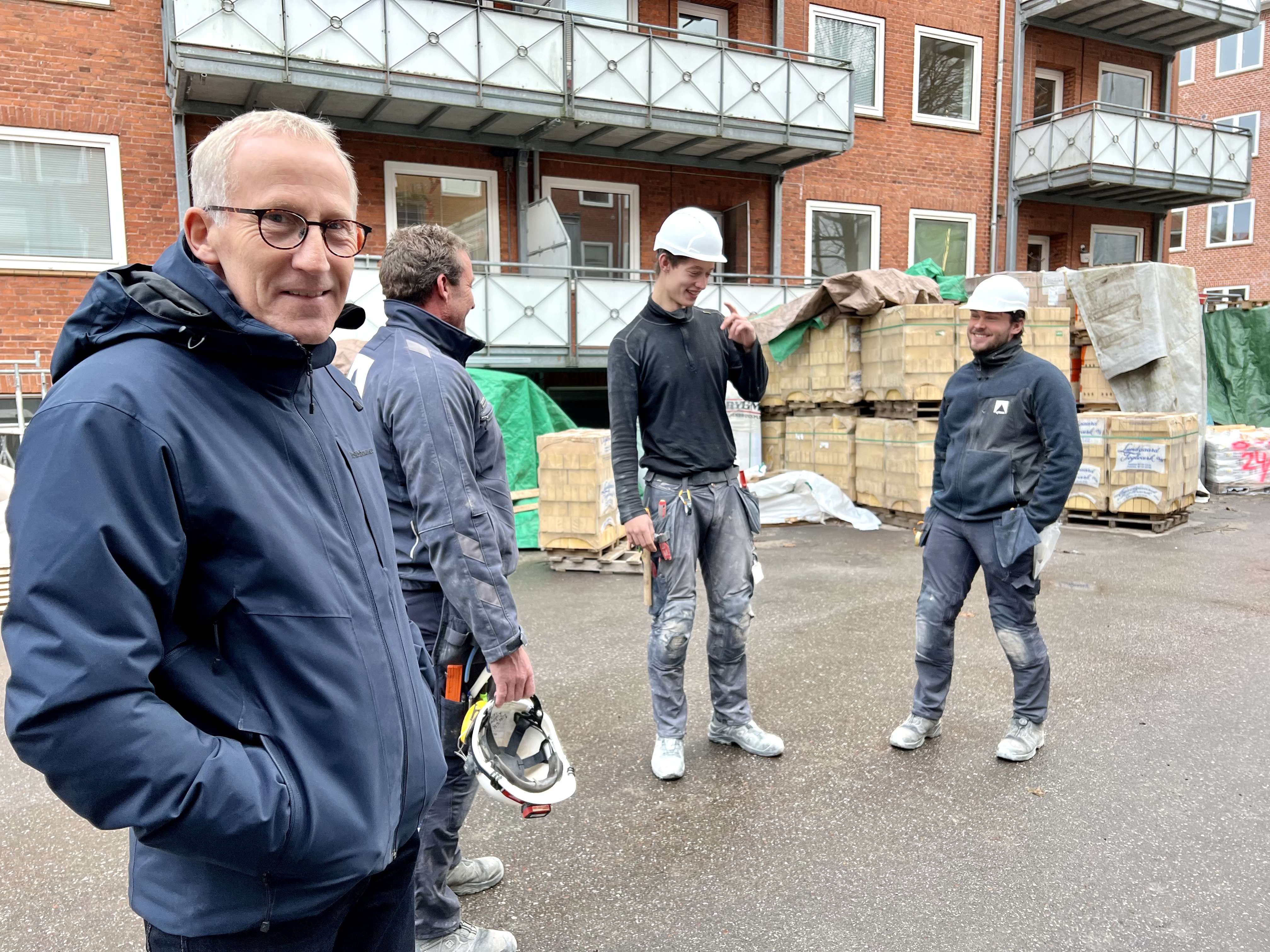 I Forgrunden Ses Michael Knudsen Byggeteknisk Chef Hos Himmerland Boligforening