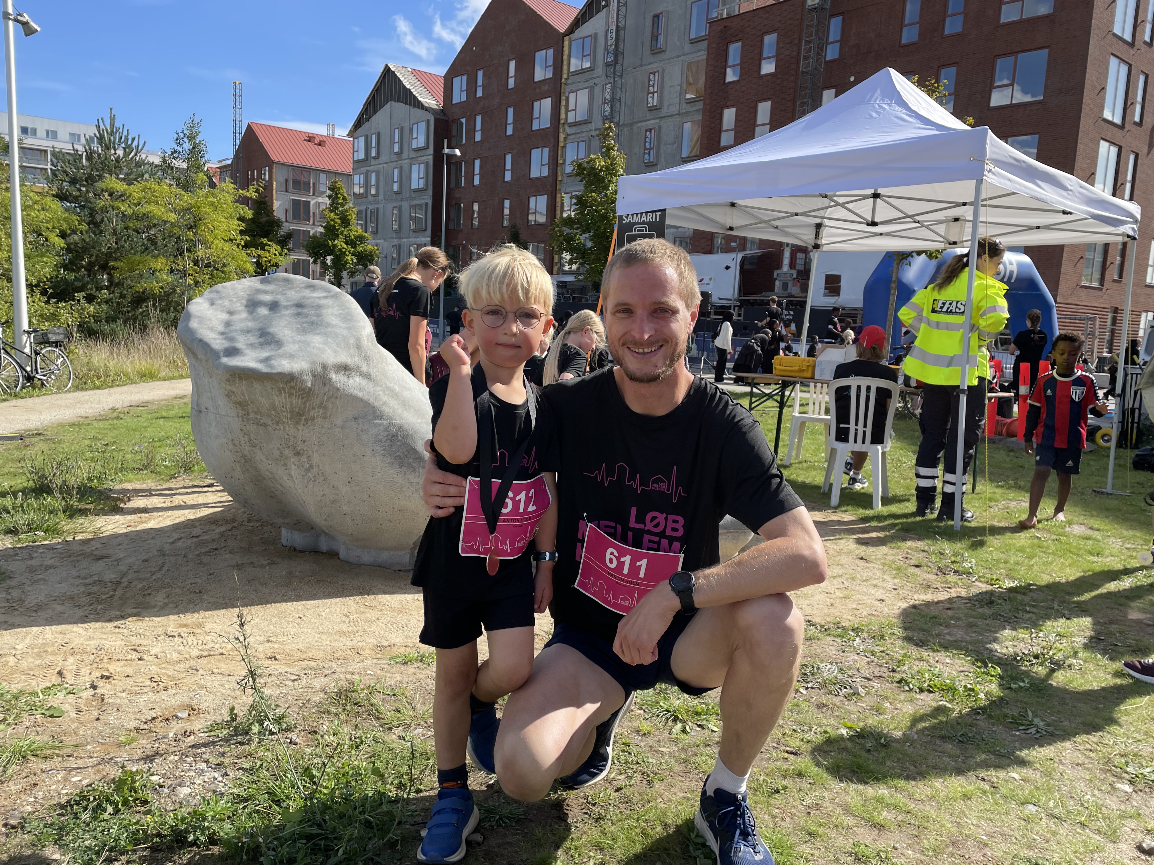 Martin Holm Og Sønnen Anton På Fire År Fra Boligforeningens Afdeling I Søvangen.