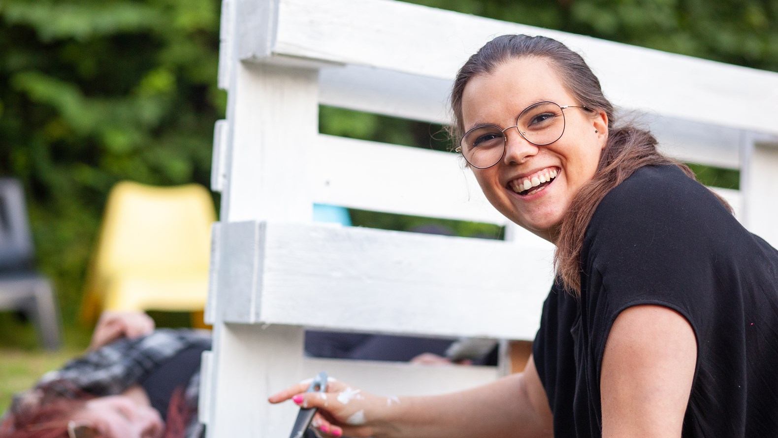 Et Par Af Beboerne Maler I Fælleshaven Ved De Almene Ungdomsboliger I Hareskov Værløse Andelsboligforening. Foto Hans Damgaard