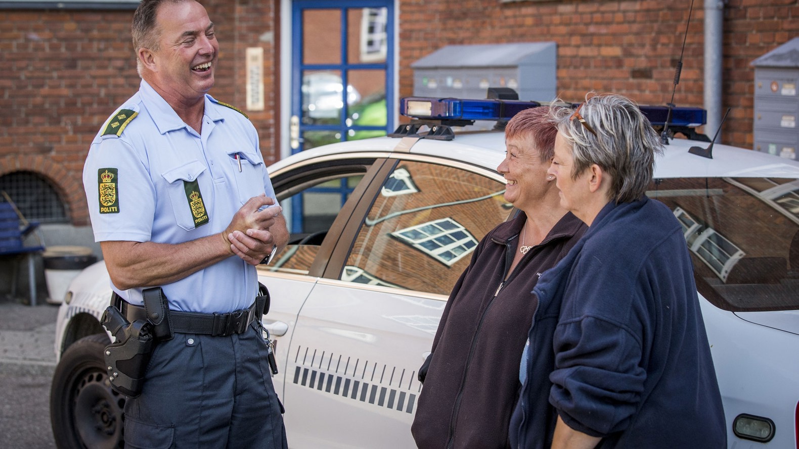 Politimand I Dialog Med Borgere Foto Kim Matthai Leland (1)