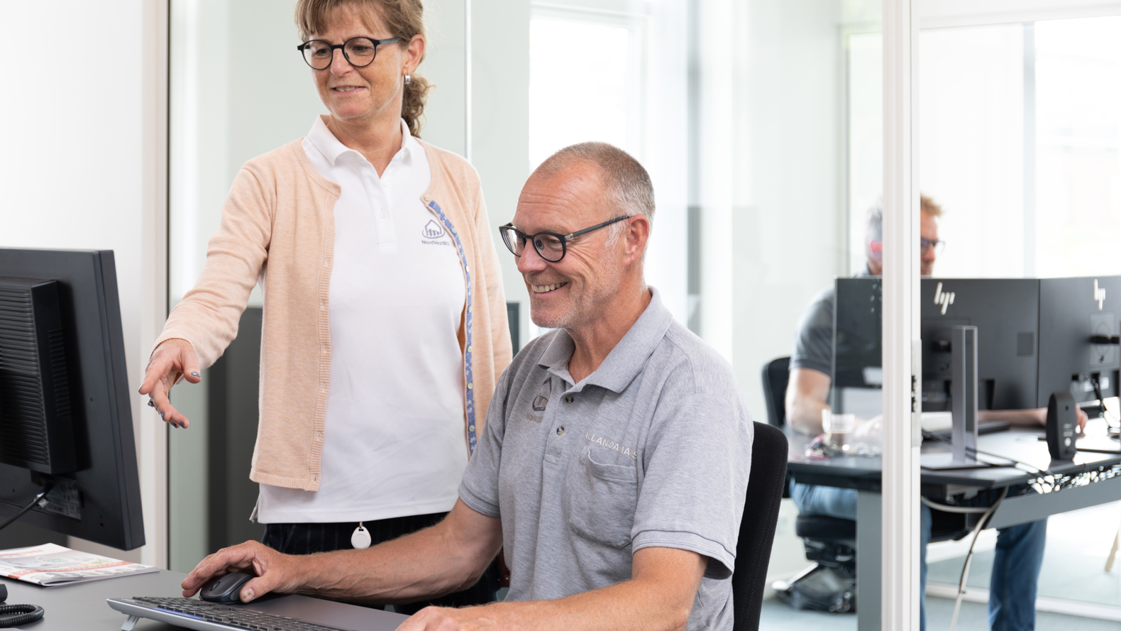 Gitte Linde Og Allan Dam Madsen Slipper For At Skrive Mange Mails, Når De Tager En Hurtig Snak Ved Skærmen. Foto Charlotte Scott Hansen
