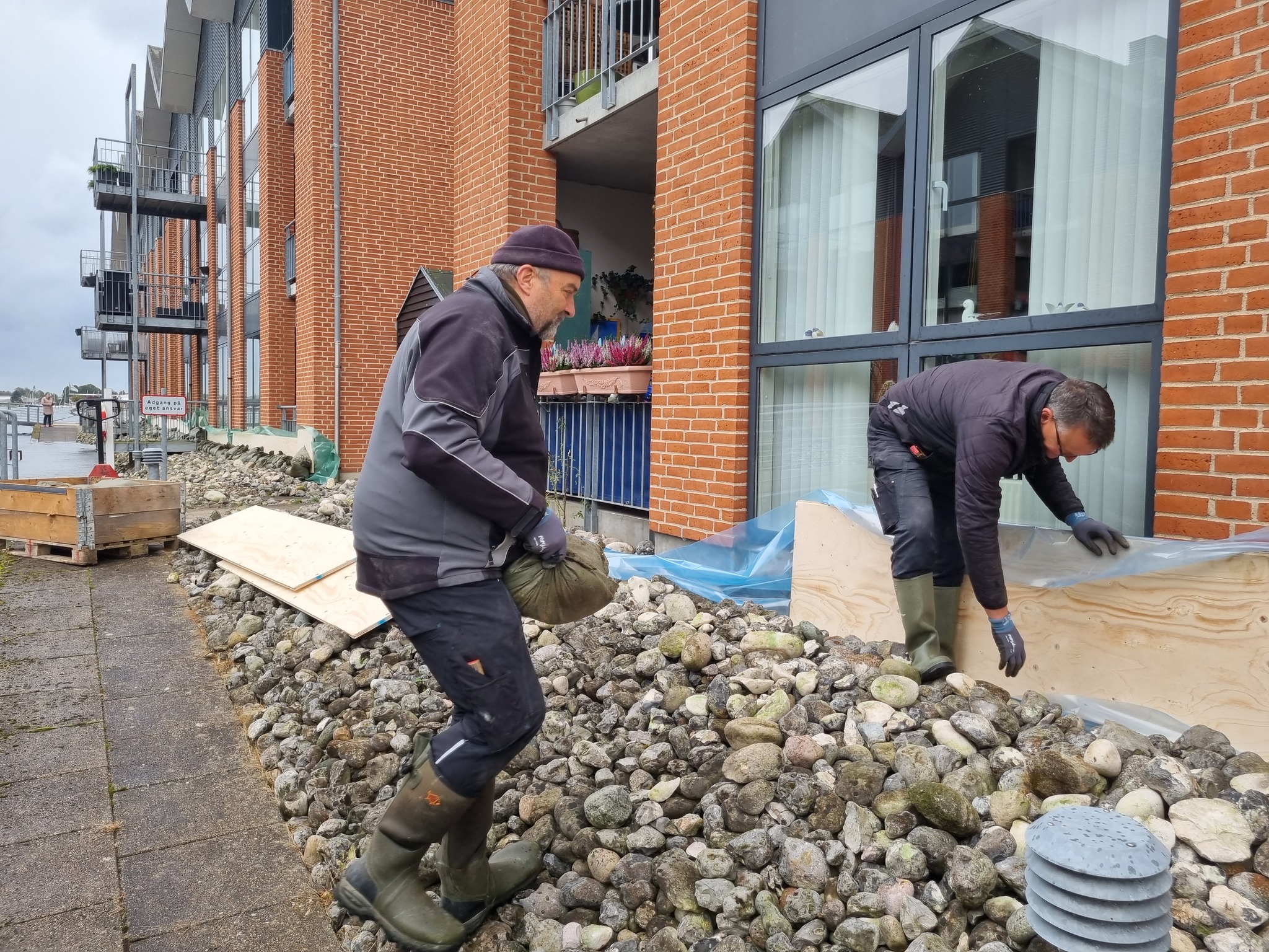 Ejendomsfunktionærer Sikrer Boliger I Gråsten Andelsboligforening Før Stormfloden I Oktober 2023