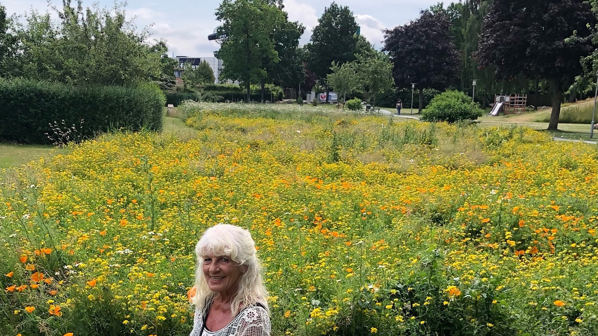 Karen Hass Er Formand For Afdelingsbestyrelsen I Ejerslykke I Odense, Hvor Blomsterengen Summer Af Insekter Af Liv. (2)