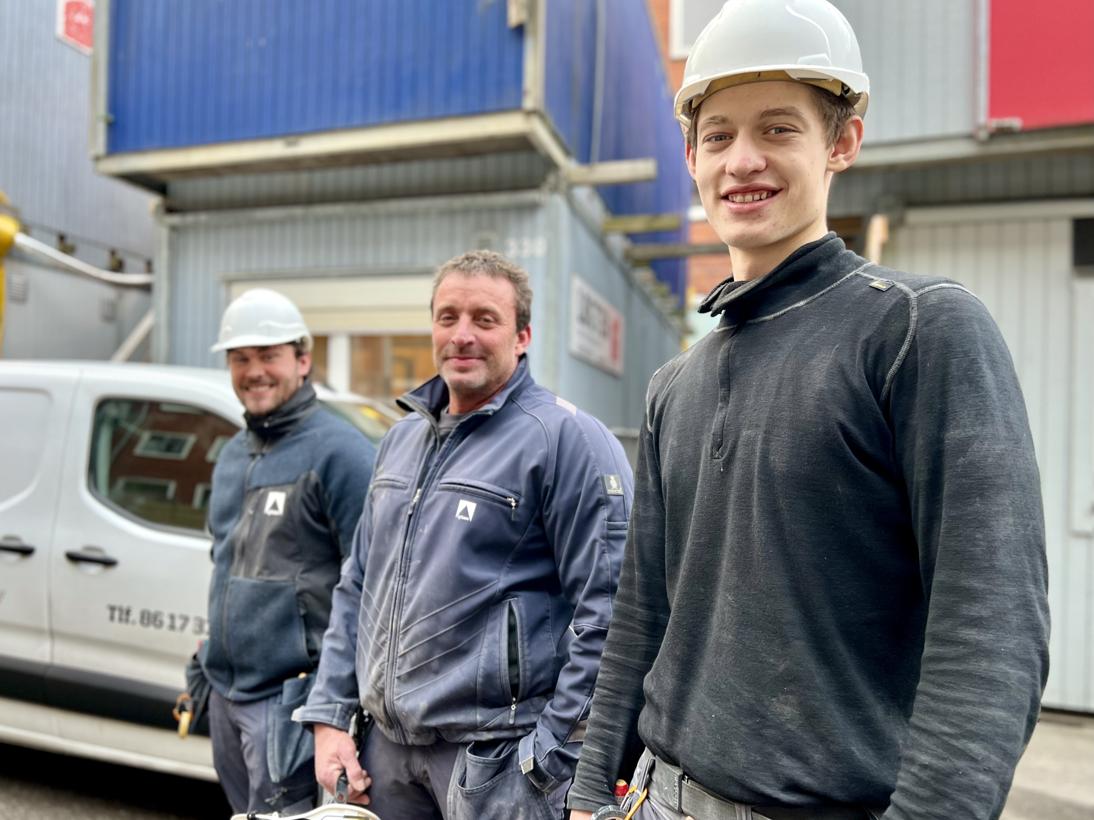 Elektriker Lars Kristensen Omgivet Af Lærlingene Lasse (Forrest) Og I Baggrunden Nicolas