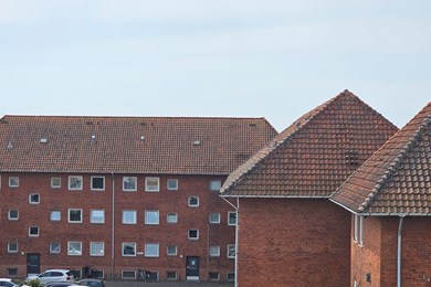 Verdens største røde solcelle-tag bliver opført i et alment boligområde i Glostrup image