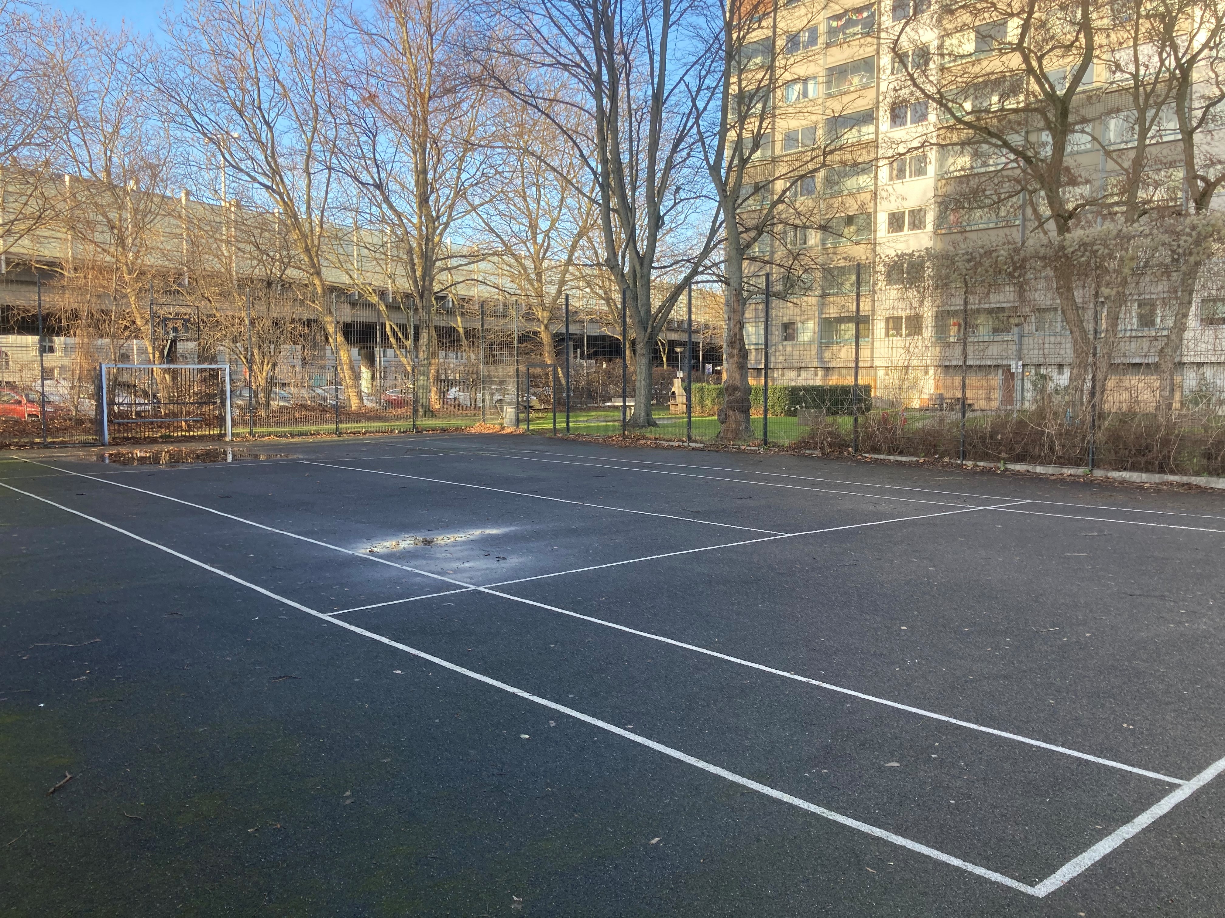 NSPB 6 Fr Byggeriet Blev Igangsat Var Grdens Boldbane Nedslidt Og Sjldent Anvendt Foto Ulrik Povlsen (1)