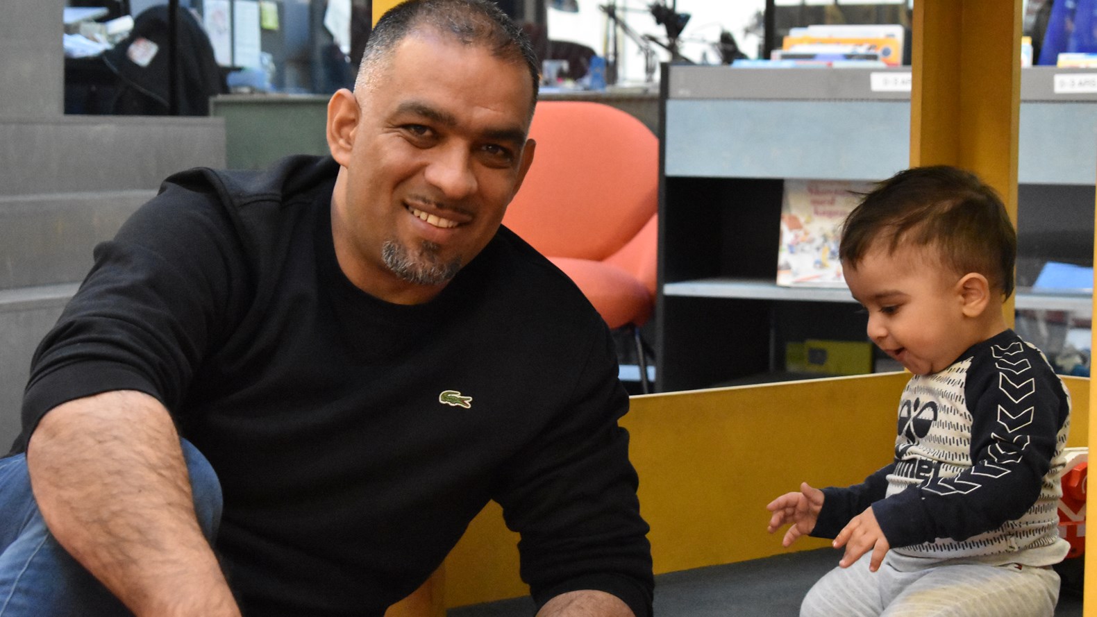 Ahmad Siar Leger Med Sin Lille Søn, mens Storebror Er I Lektiecafe.